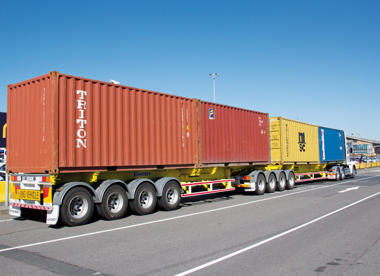 Трал нефаз. Фредлайнер аргоси с полуприцепом. Автопоезд полуприцепы. Автопоезд полуприцепы. Вольво 20 тонн.